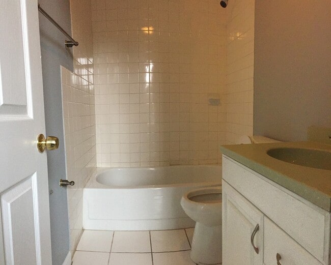 Building Photo - Spacious 3 Bed, 2 Full Bath Home! Renovate...