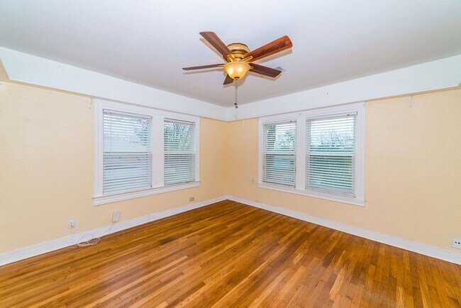 Building Photo - 2218 W Mistletoe Ave