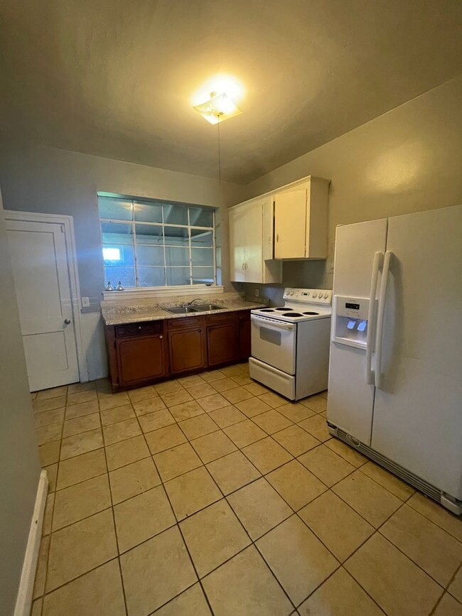 Building Photo - This 2 bed 1 bath duplex home is all brick...