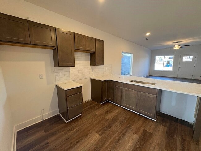 Building Photo - 4831 N Vassar Ave