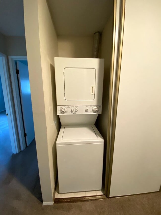 Building Photo - Large, Updated 2 Bedroom, 1.5 bath Townouse in Lovely Multnomah Village