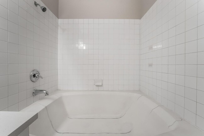 Building Photo - Amazing Remodeled Condo in guard gated Sed...