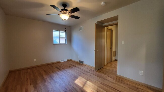 Master Bedroom - 4365 Glenmawr Ave