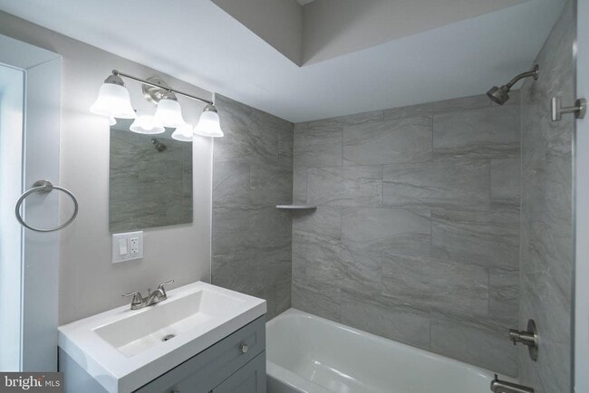 Building Photo - 2825 W Girard Ave