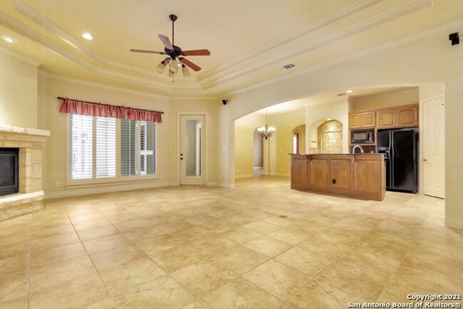 Building Photo - 4 Bedroom/4 Bath Champion Ridge Subdivision