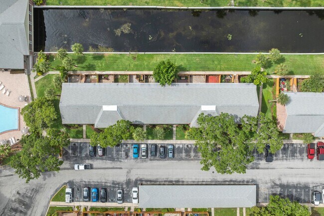 Building Photo - "Spacious 2-Bed Condo with Modern Upgrades in Prime Casselberry Location"