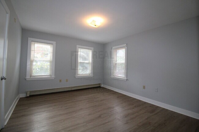 Building Photo - 11 Maple St