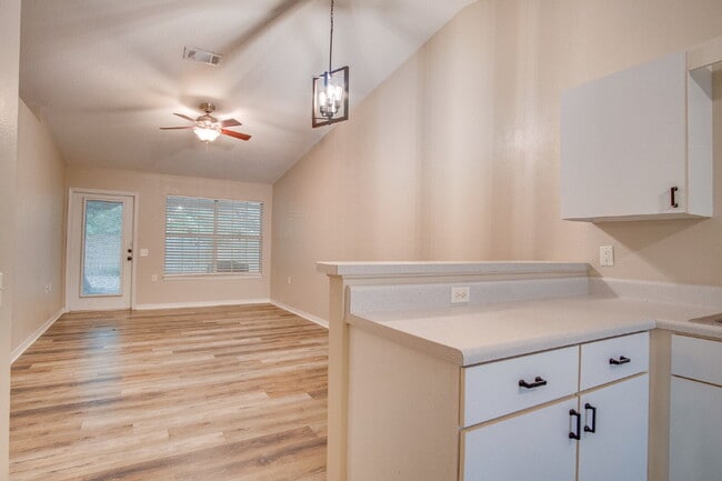 Building Photo - Adorable Updated 2BR Cottage-Style Townhom...