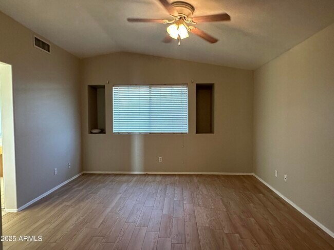 Building Photo - 10971 W Rio Vista Ln