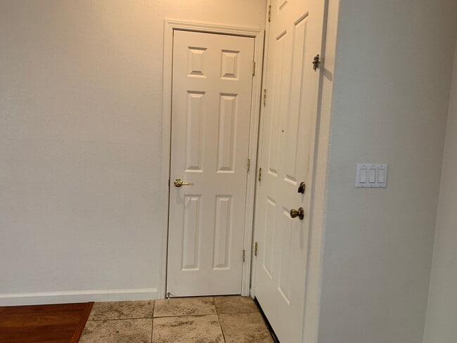 Building Photo - Spacious 4 bedroom 2.5 Bathroom Gold River...