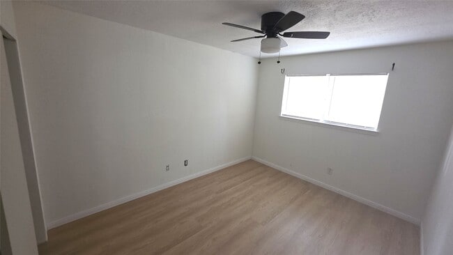 Building Photo - 9422 Pinole Ln