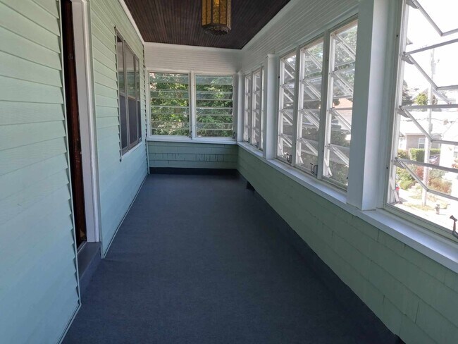 Building Photo - 467 Farmington Ave