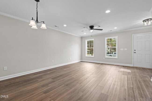 Building Photo - 122 Laura Ln
