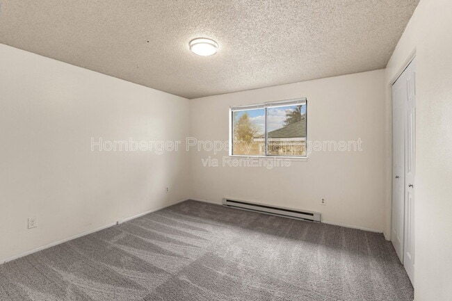 Building Photo - 911 E Bridgeport Ave