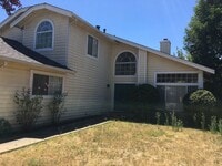 Building Photo - Spacious 2 Story Home