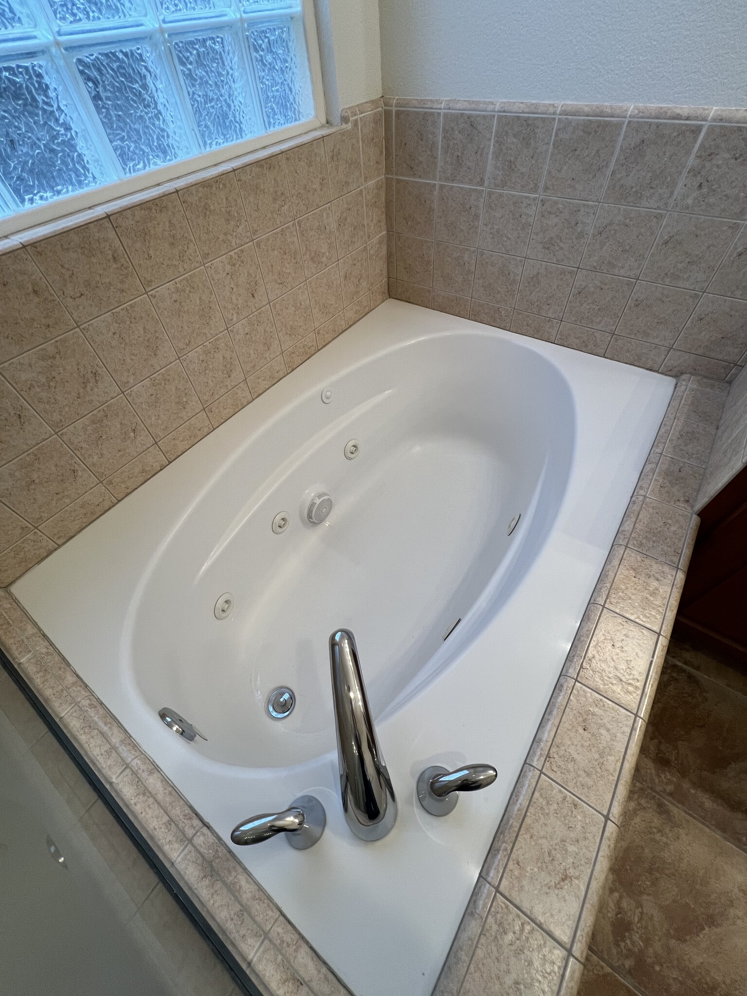 Jacuzzi tub - 5909 Silveroak Cir