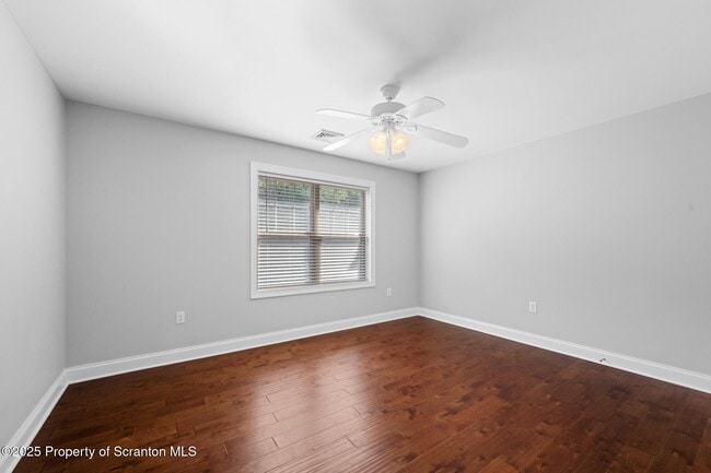 Building Photo - 15 Maple Leaf Dr