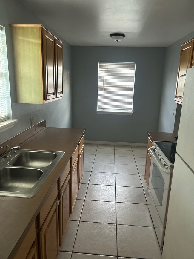 Building Photo - 2 bed 1 bath with 855 sf. Great location b...