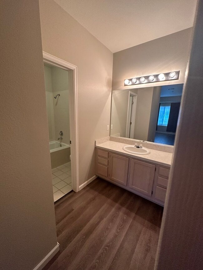 Building Photo - Updated 2 bed, 2 bath Upper Level Condo