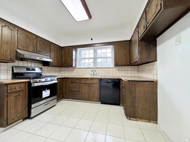 Building Photo - 4 bedroom in HOLLIS NY 11423