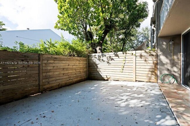 Building Photo - 3028 Center St