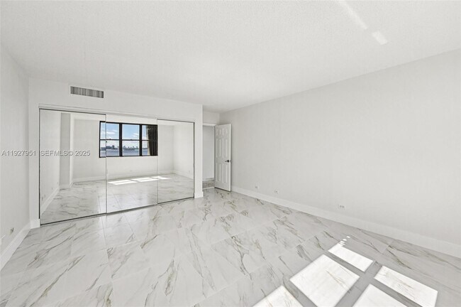 Building Photo - 1800 NE 114th St