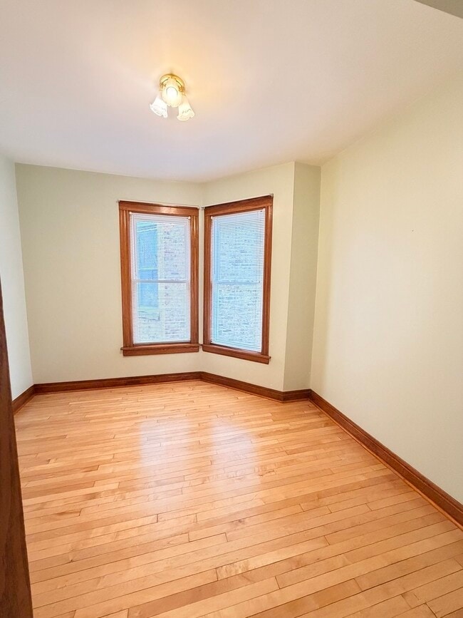 Building Photo - 2613 W Walton St