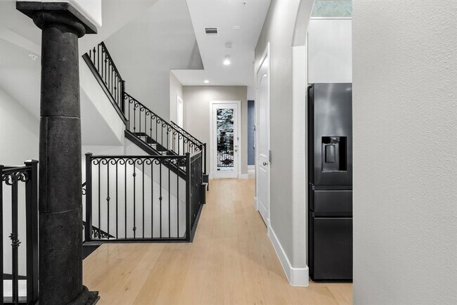 Building Photo - 1529 Barton Springs Rd