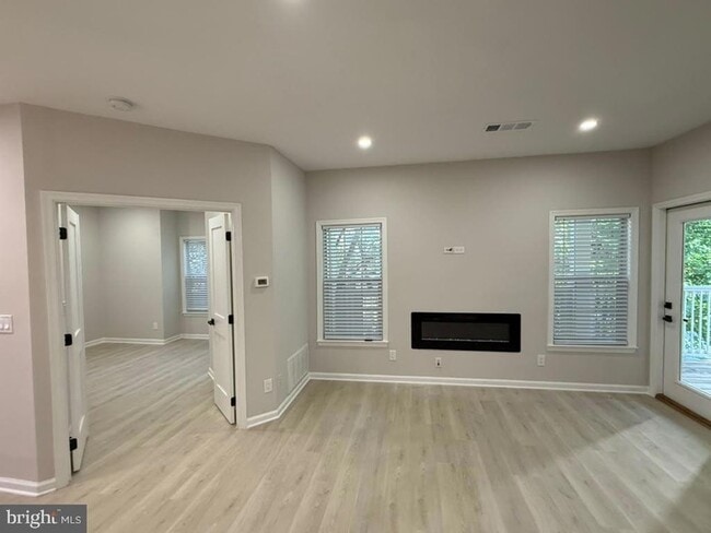 Building Photo - 1716 Lake Shore Crest Dr