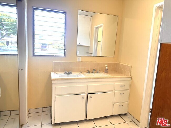 Building Photo - 5411 S Centinela Ave