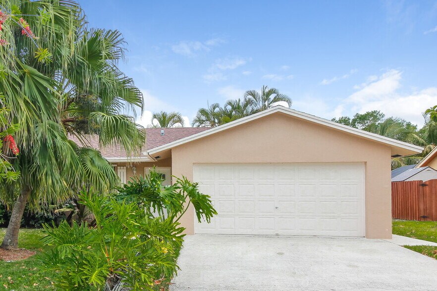 Primary Photo - 246 Las Palmas St