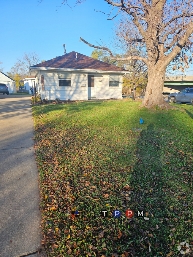 Building Photo - 2 Bedroom | 1 Bathroom Single-Family Home ...