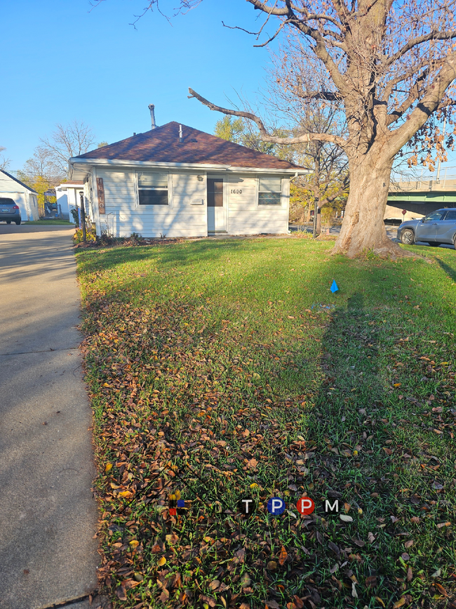 Primary Photo - 2 Bedroom | 1 Bathroom Single-Family Home ...