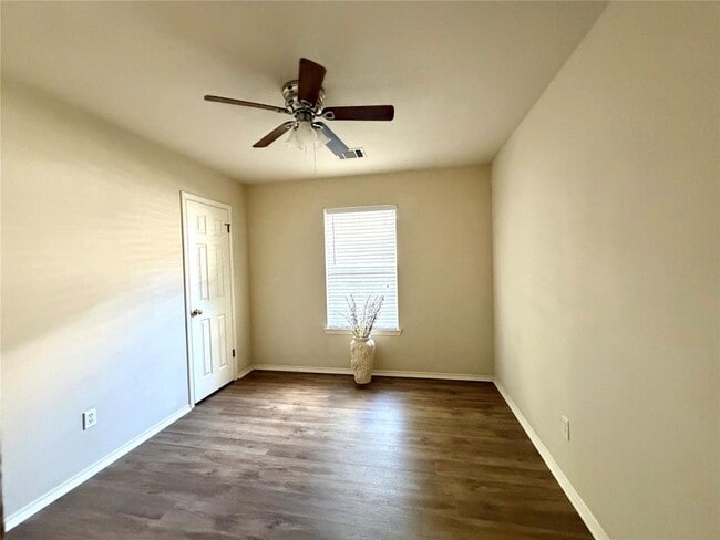Building Photo - 2325 Clover Ridge Dr
