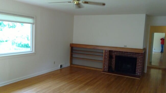 Building Photo - Charming Midvale Heights Ranch
