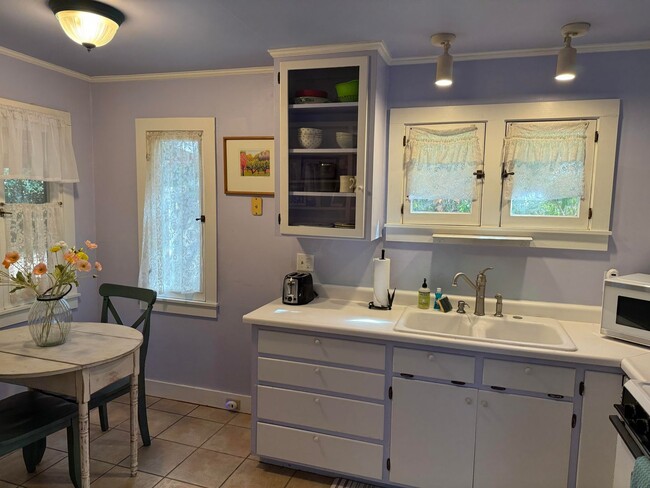 Building Photo - Private 1 bedroom home with pool and hot tub