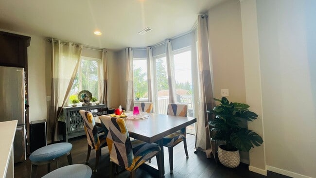 Building Photo - Spacious Corner 5 bed Single Family Home i...