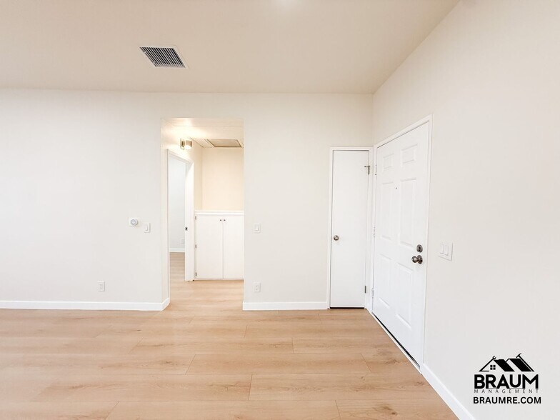 Building Photo - 11459 Collins St