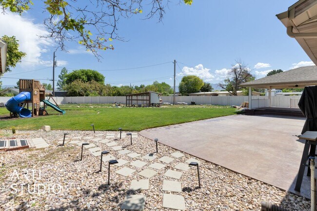 Building Photo - **Stunning 4-Bedroom Home with Modern Amen...