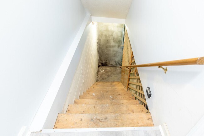 Building Photo - 3 story 2 bed 1.5 bath condo with large ga...