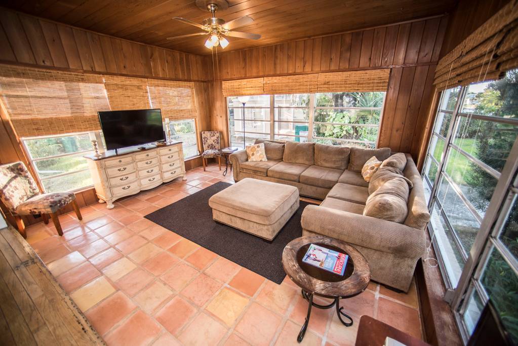 Great space to relax and unwind - 107 E Melbourne Ave