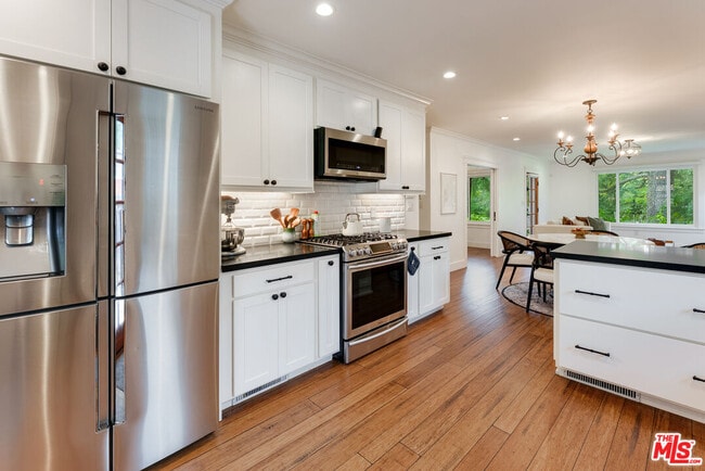 Building Photo - 1462 Mentone Ave