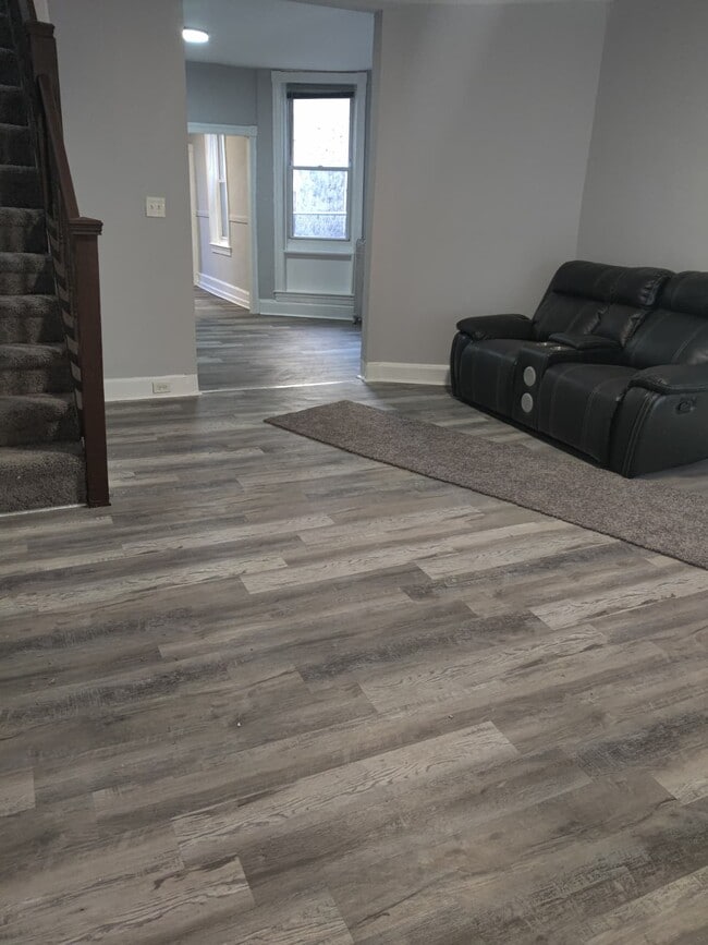 Building Photo - 127 E Coulter St