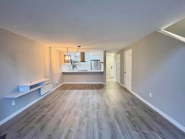 Building Photo - Charming 2-Bedroom Tukwila Townhome with Garage, Parking, Stainless Steel Appliances & Fireplace ...