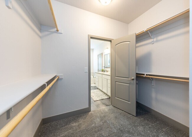 Building Photo - 2 Bedroom Luxury townhome