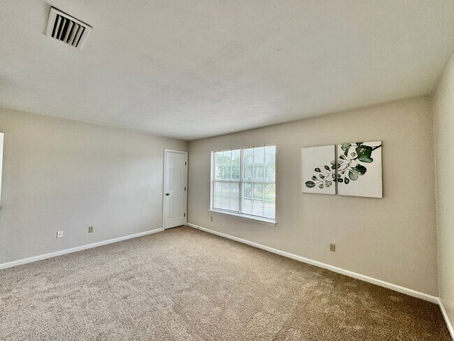 Building Photo - Completely Updated & Ready NOW! New Floori...