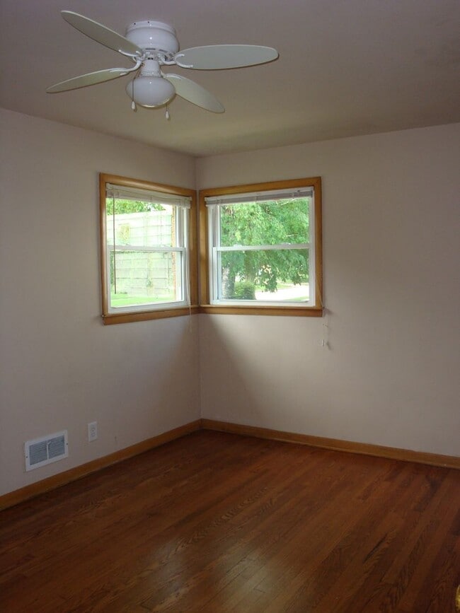 Building Photo - 3 Bedroom, 2 Bath Single Family Home in Quiet Kenosha Neighborhood