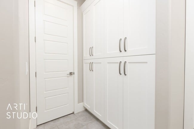 Building Photo - Gorgeous 5 bed 4 bath furnished home in Li...