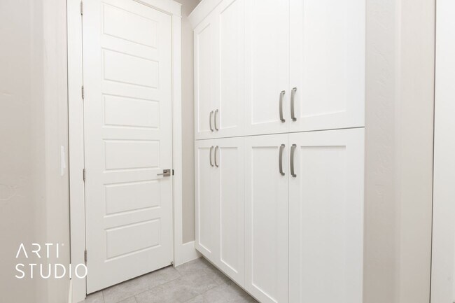 Building Photo - Gorgeous 5 bed 4 bath with AWESOME BACK YA...