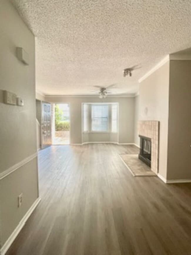 Building Photo - Updated 2 Bed, 3 Bath Condo in Prime North Dallas Location!